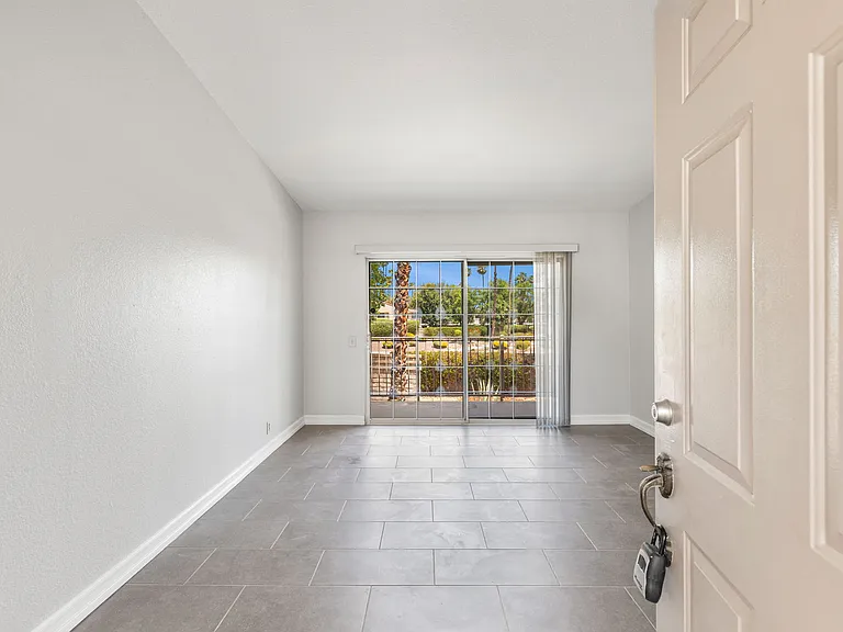 505 S Farrell Dr #D20 — Photo 3