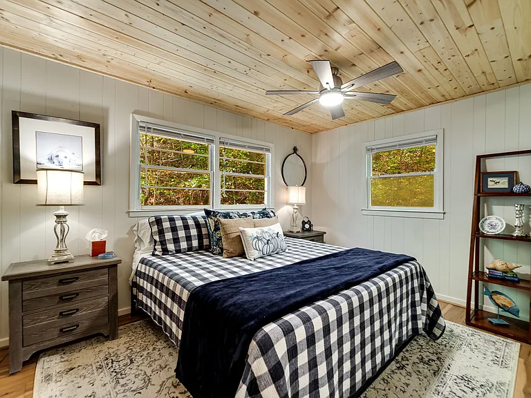 Downstairs bedroom - king size bed