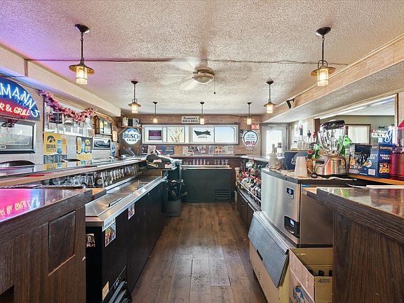 5th image of 927 Main St