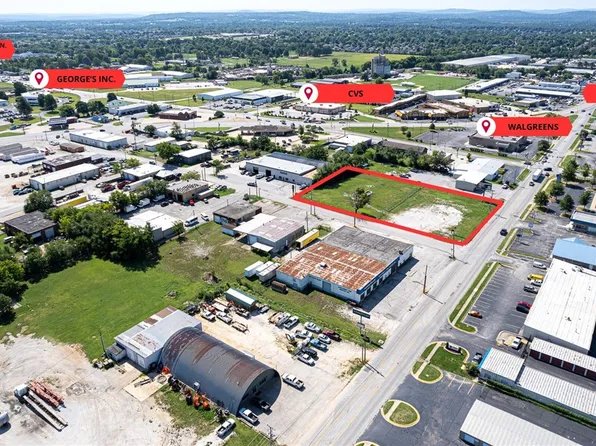 S Pleasant St, Springdale, AR 72764