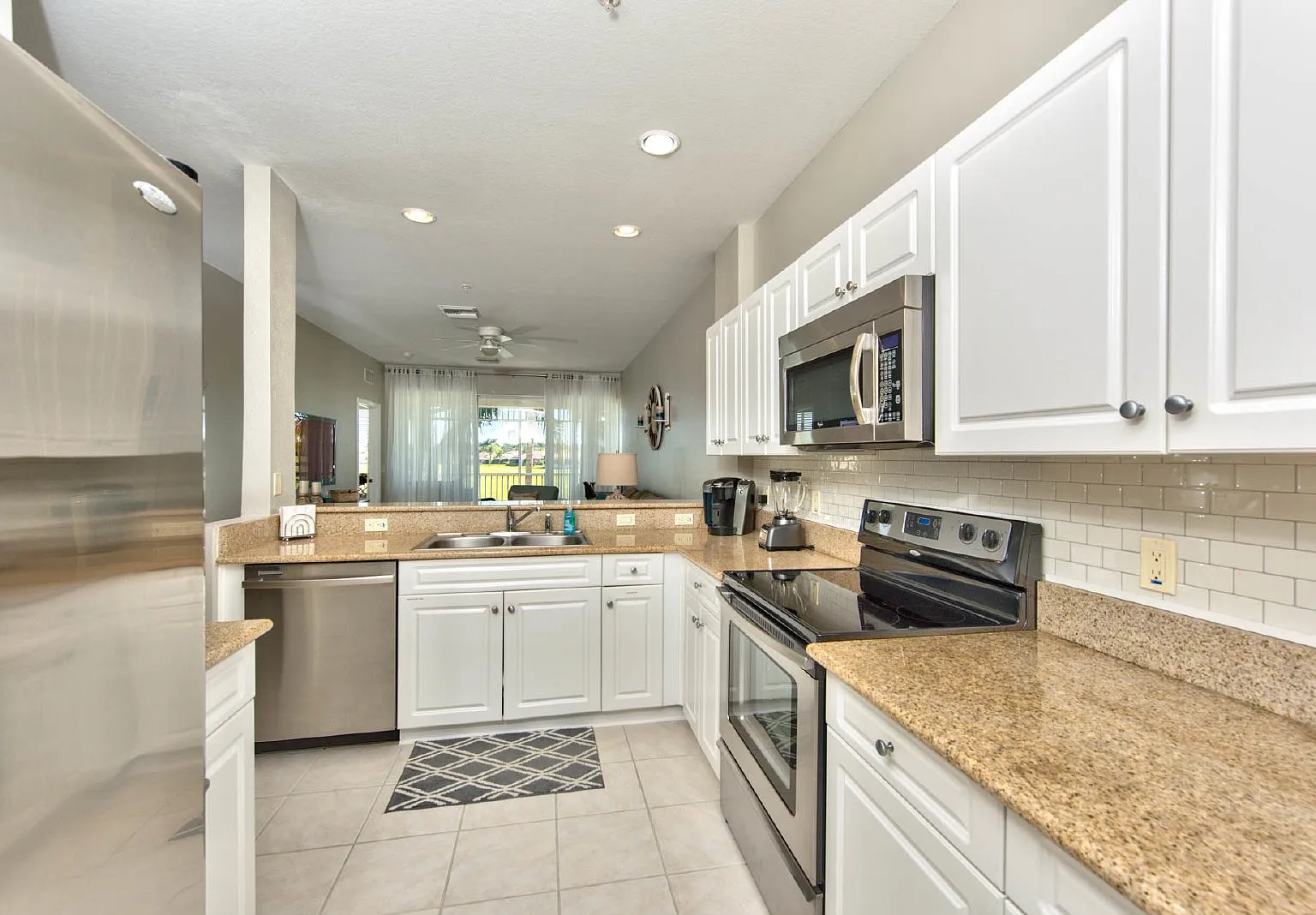 3 bed, 2.0 bath, 1389 sqft, $8,000 — Photo 3