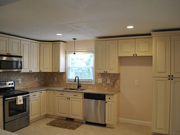 Enormous Kitchen w/ granite