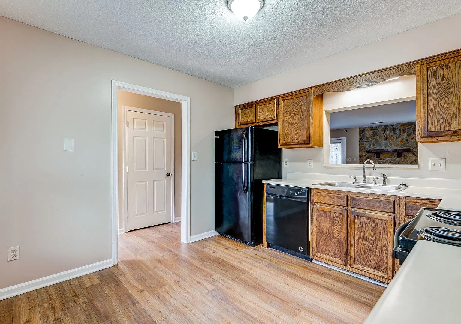 SW, Large Townhome, Wood/Vinyl Flooring, Fire Place, Porch & Fenced Patio! — Photo 4