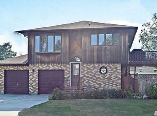 14 Foxglove Rd, West Islip, NY 11795