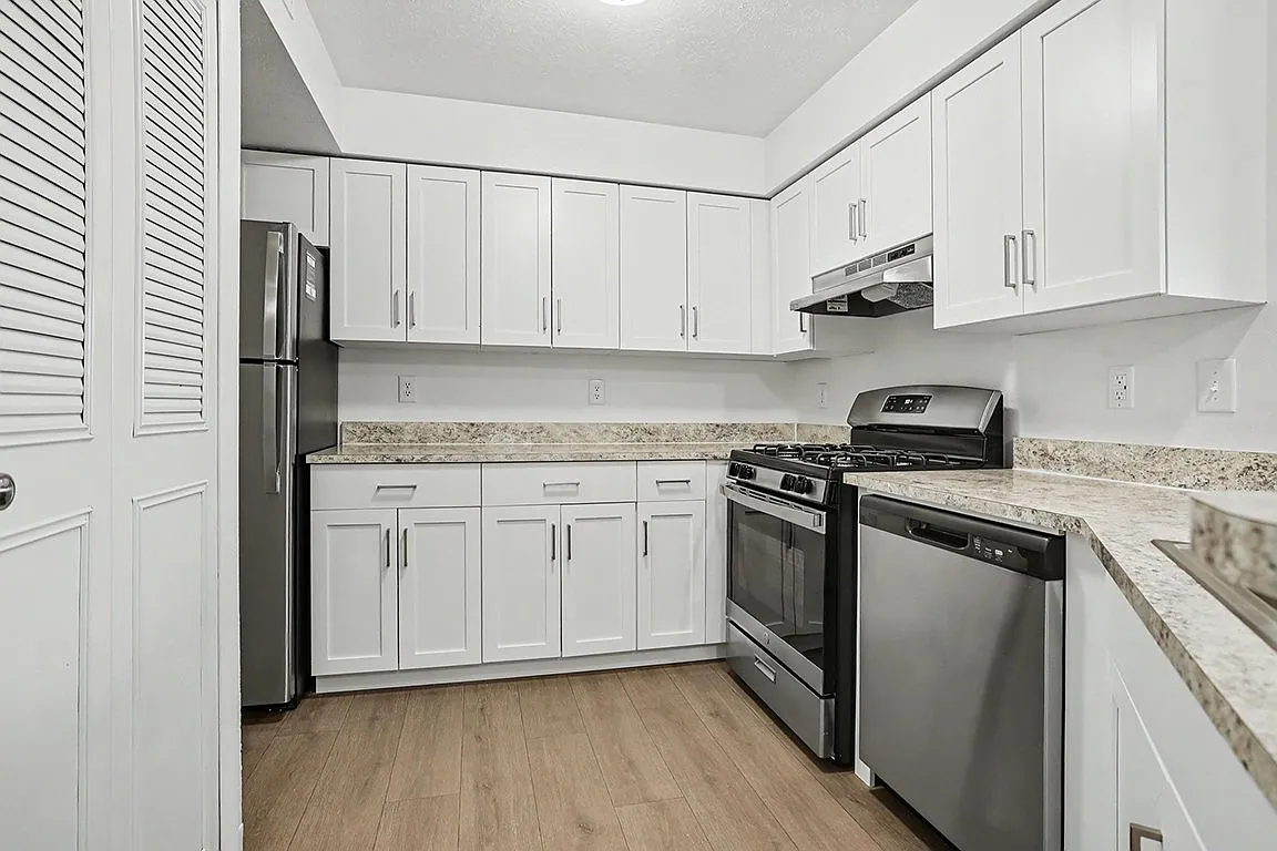 Pine Knoll Apartments — Photo 2