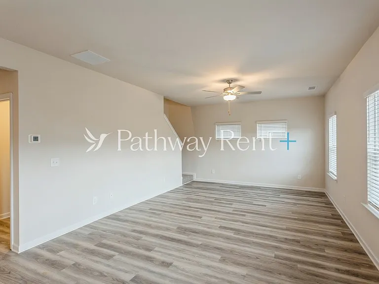 628 Mackenzie Cv — Photo 2