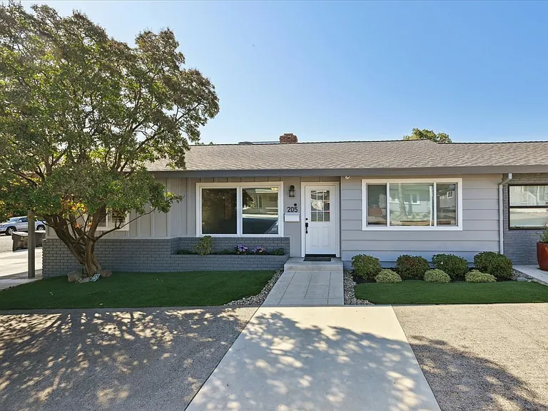 205 Grove St — Photo 1