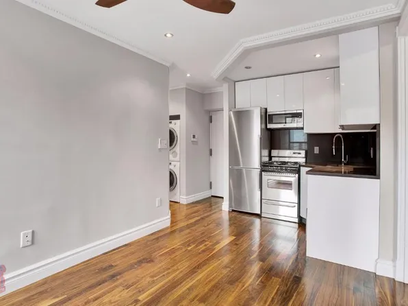 1590 Lexington Avenue image 1 of 6