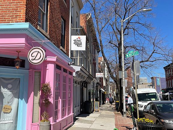 Front of Charles
Wonderful Bakery in Pink__.,,