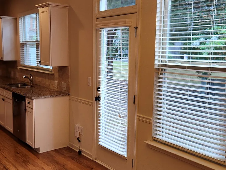 3909 Brockenhurst Dr — Photo 10