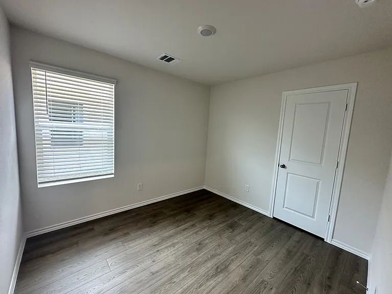1157 Northfield Dr — Photo 12