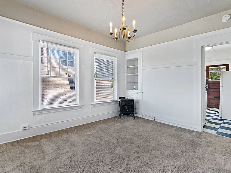 1 Bedroom with den close to SW! Walking distance to Providence Park! — Photo 9