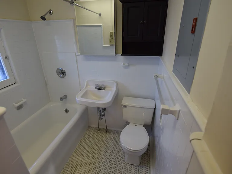 Greystone Court Apartments — Photo 9