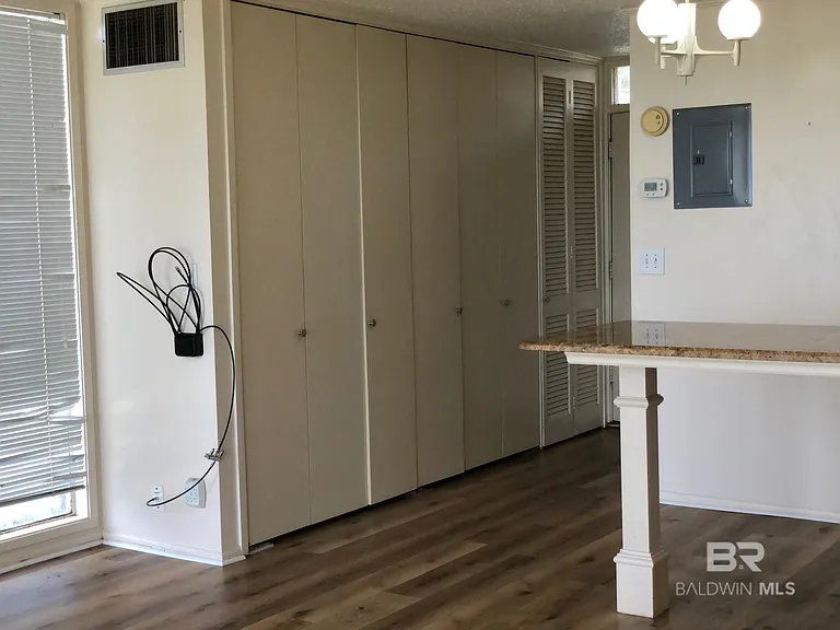 1009 Seacliff Dr N — Photo 8