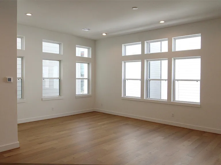 326 Eastwood St — Photo 7