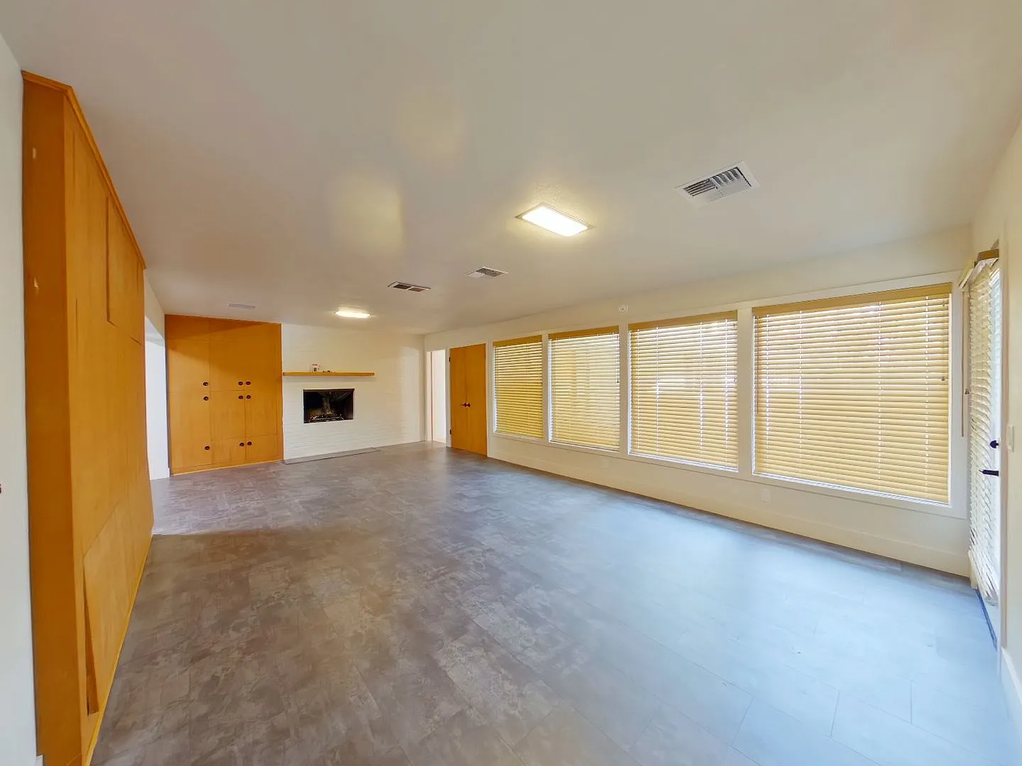 Large Beautiful Home in the Hills — Photo 4