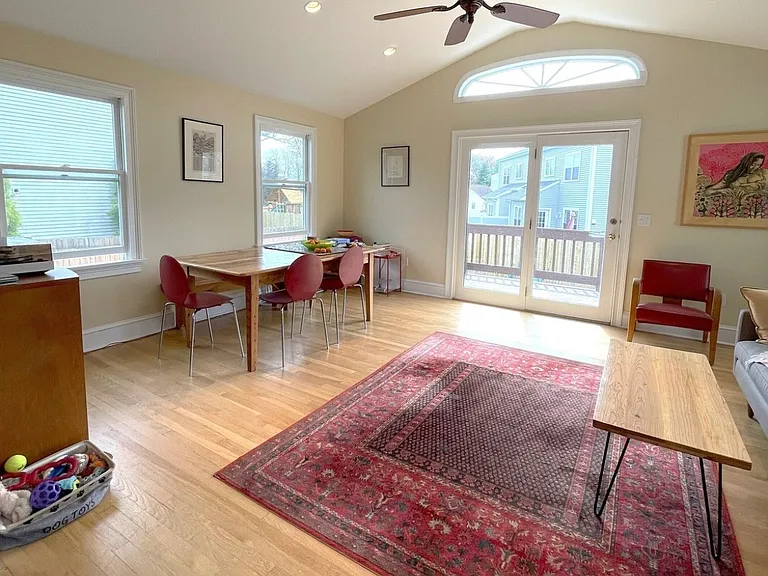 209 Hunyadi Ave — Photo 7