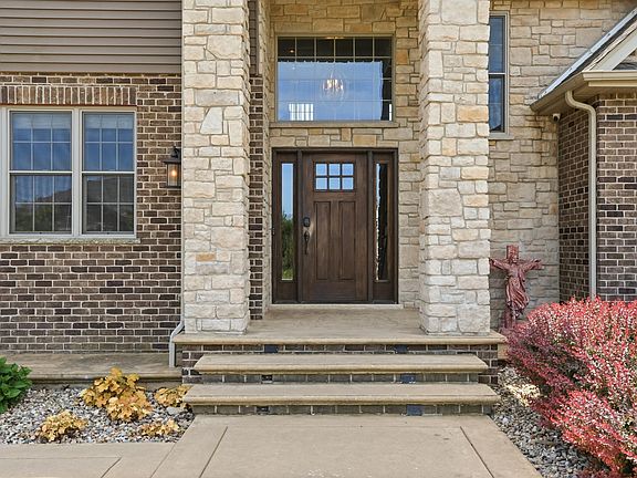 4th image of 863 Sylvia Ln