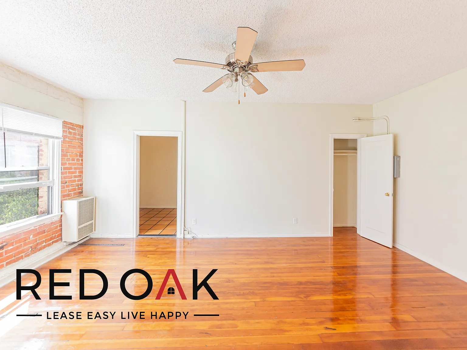 Cheerful Studio with Exposed Red Brick, Sunny Windows, and On-Site Laundry ~ In Prime Koreatown! — Photo 4