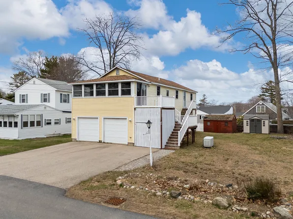 16 Oceanside Avenue E, York, ME 03909