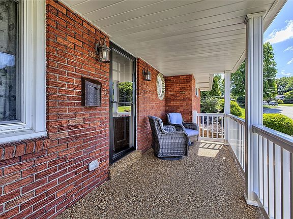 3rd image of 25 Lynn Lee Dr
