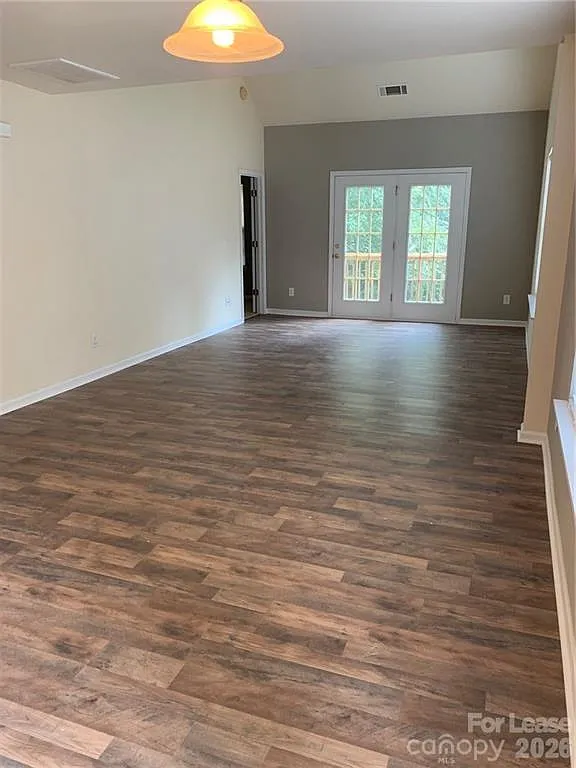 3 bed, 2.5 bath, 1610 sqft, $2,050 — Photo 3