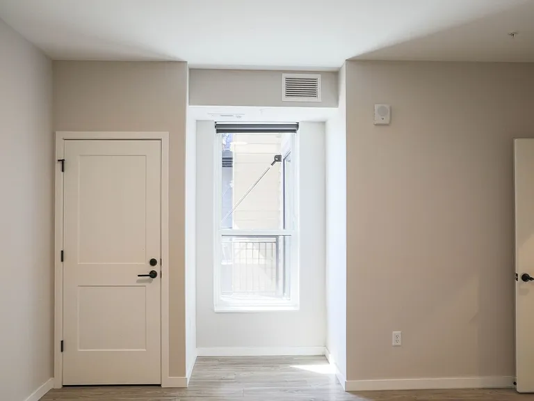 B7 Flats — Photo 73
