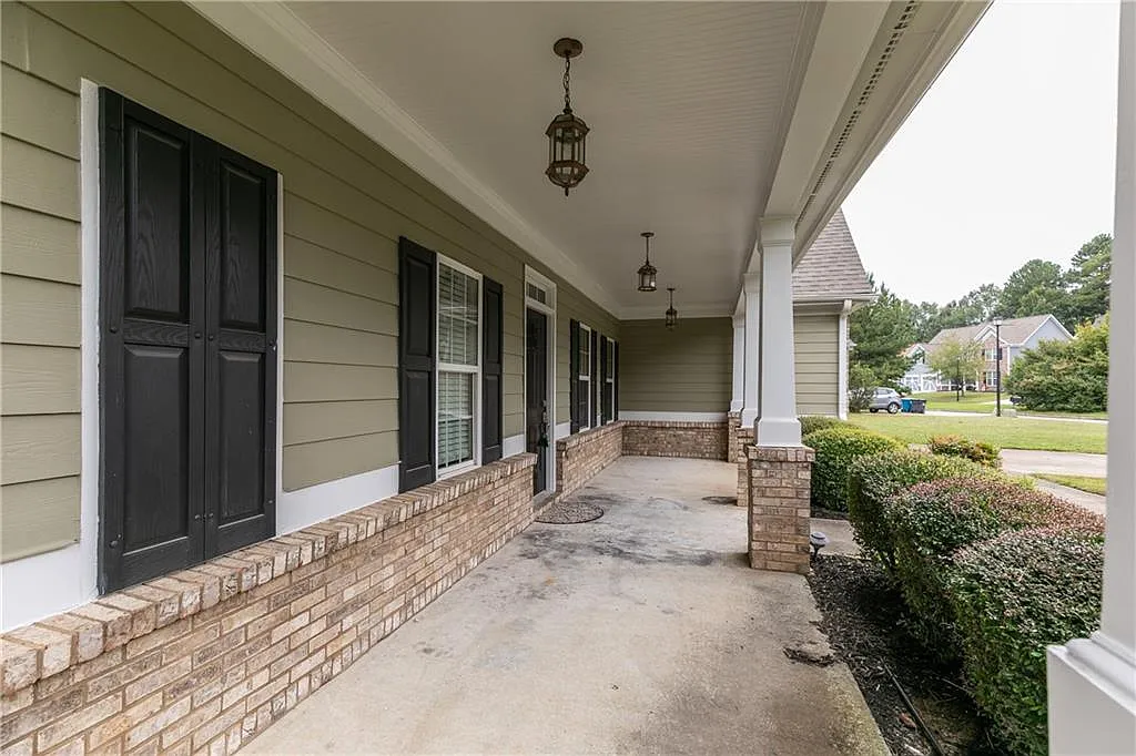 4 bed, 2.5 bath, 2270 sqft, $2,400 — Photo 2