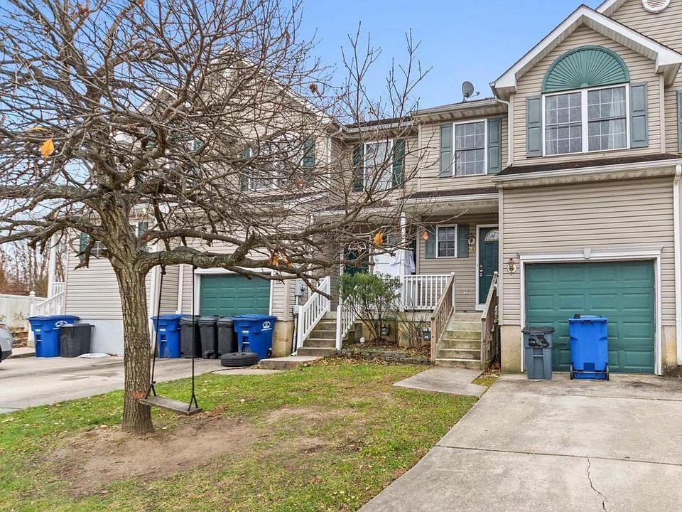 Front with one car garage!