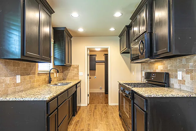 741 N Dallas Ave — Photo 11
