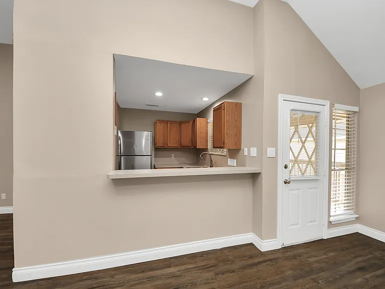 1163 Lovett St — Photo 2