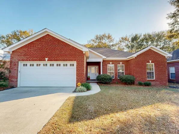 202 Petersburg Ct, Dothan, AL 36301