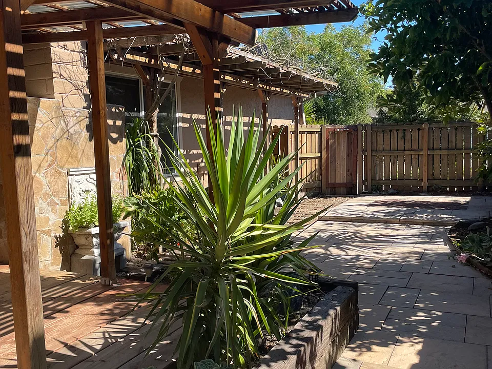 1825 Calavaras Dr