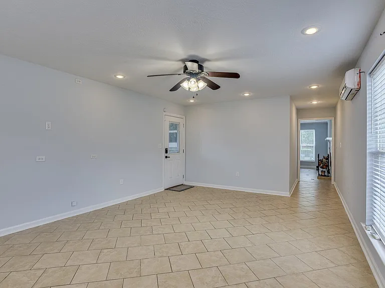 2211 Pleasant Dr — Photo 17