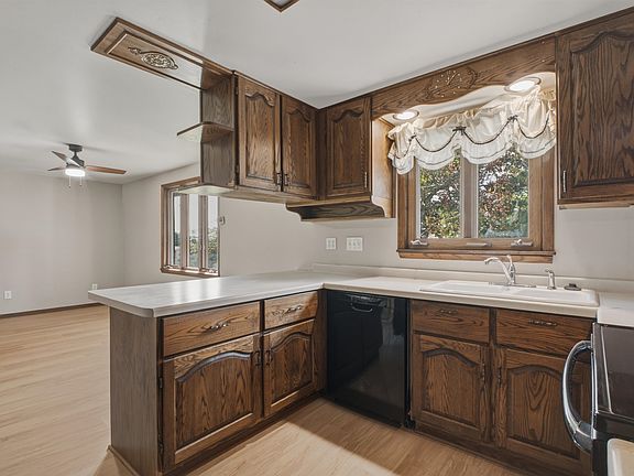 3rd image of 617 Melanie Ln