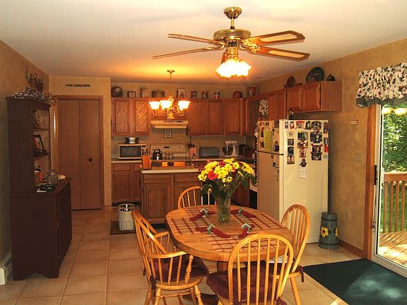 Kitchen, oak cabinetry