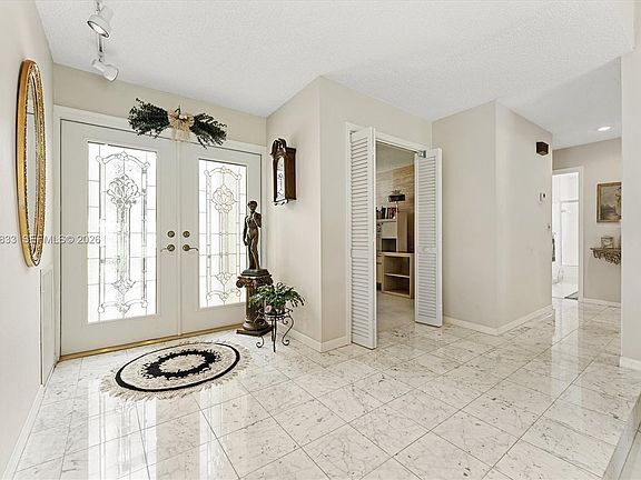 3rd image of 5669 Pinecrest Cir