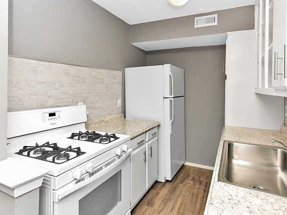 3rd image of 220 Artist Lake Dr