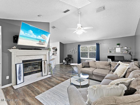 3rd image of 8058 CHARMONT Drive S
