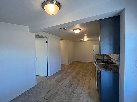 4th image of 326 W Illinois St #2