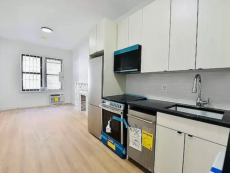 446 W 55th St #E — Photo 3