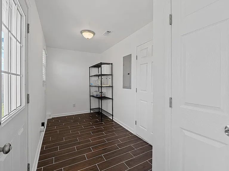 678 Clinton Way W — Photo 10