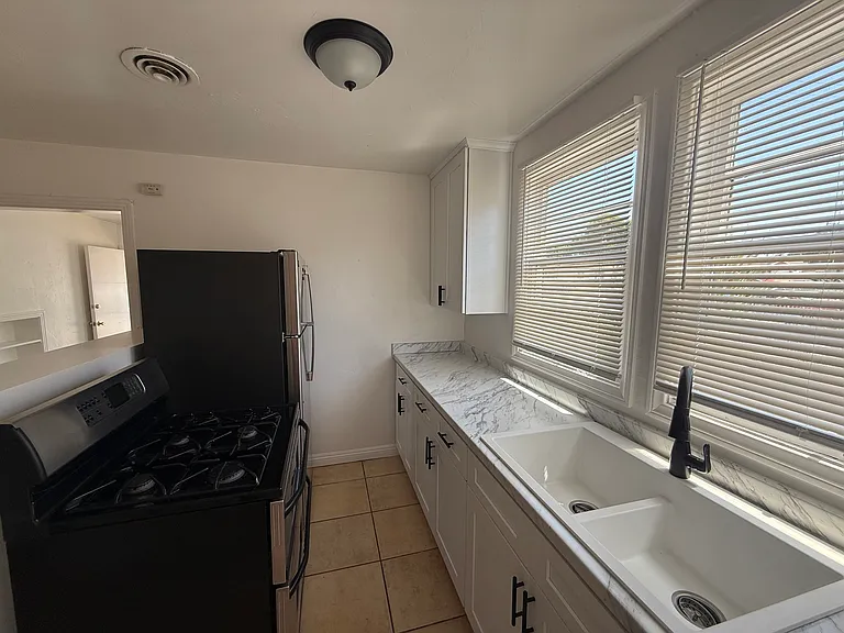 324 E 4th St #324 — Photo 4
