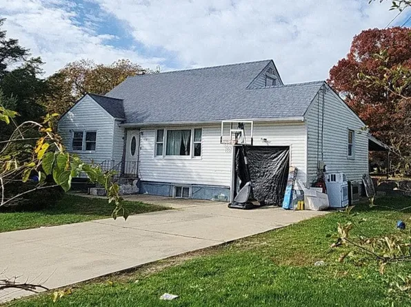 1618 Stein Dr, Bay Shore, NY 11706