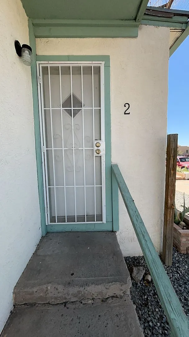 1102 Edith Blvd SE — Photo 1