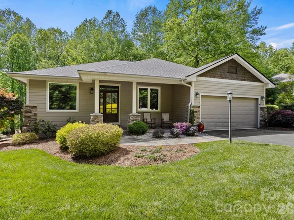 547 Pinnacle Peak Ln, Flat Rock, NC 28731