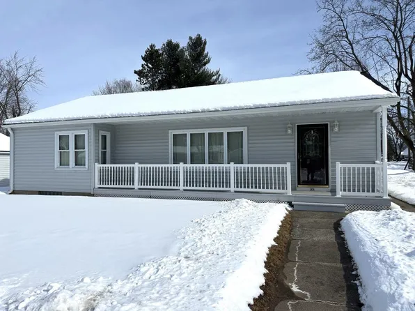 77 West St, Clintonville, WI 54929