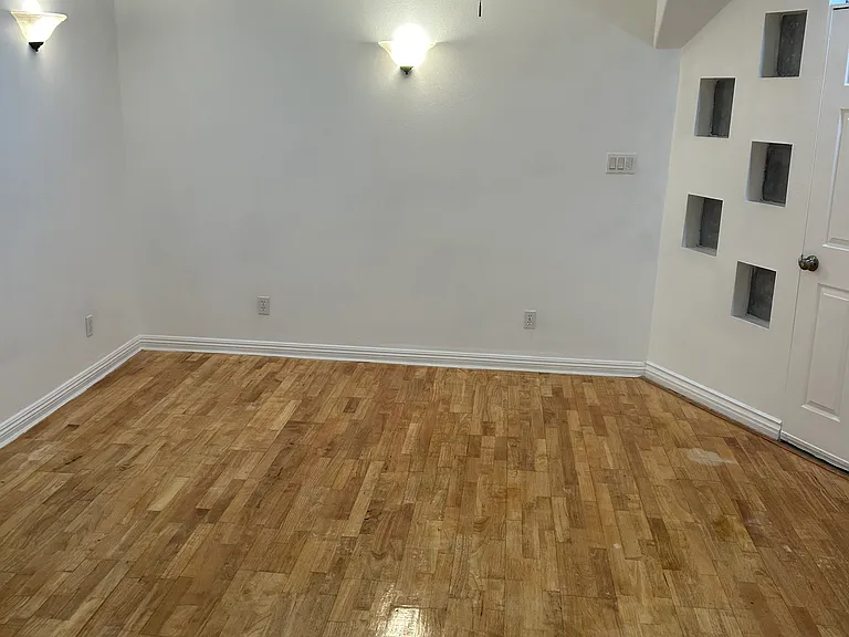 11741 Benfield Ave — Photo 3