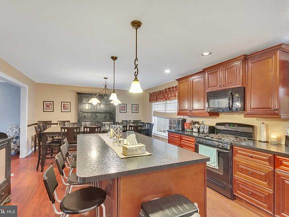 3rd image of 32 Greenwood Dr