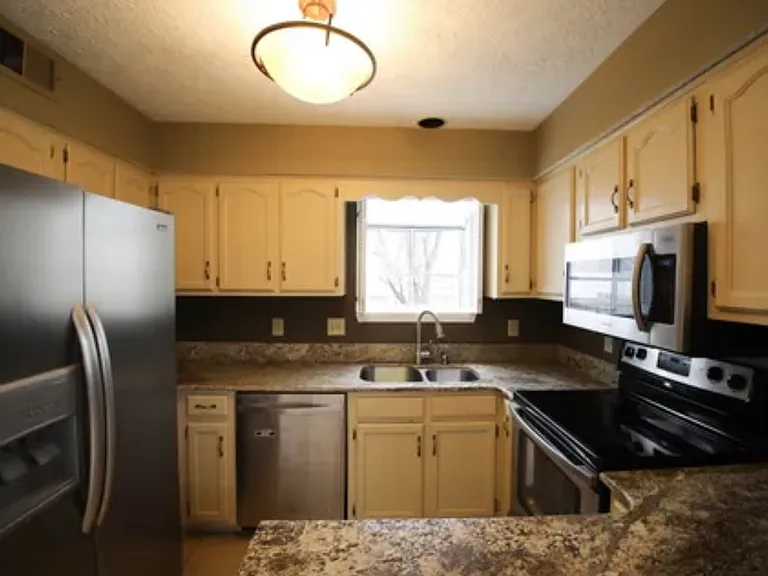 1034 Walesworth Dr — Photo 2